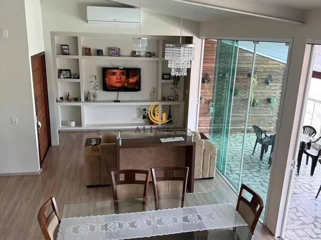 Imagem: A casa possui 3 Dormitórios, 1 Suíte, 2 Banheiros, 2