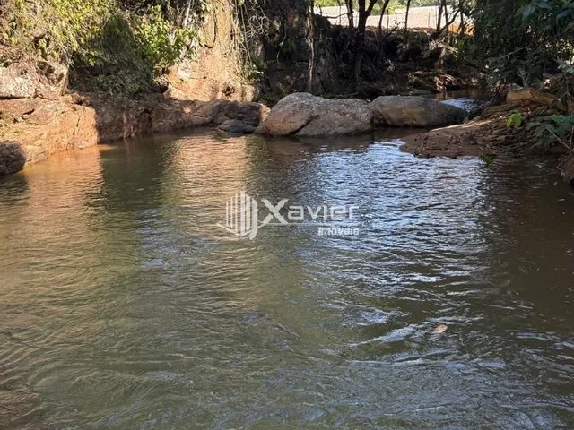 Imagem: O terreno possui 2.300m² de Área Privada e está