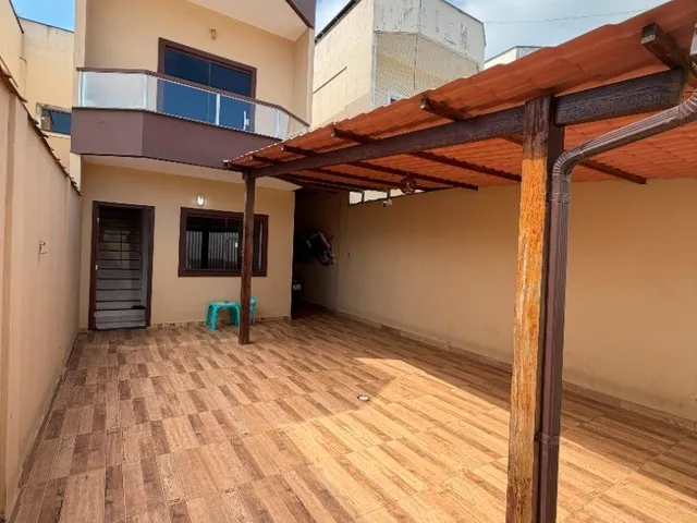 Imagem: A casa possui 2 Dormitórios, 2 Suítes, 3 Banheiros, 1