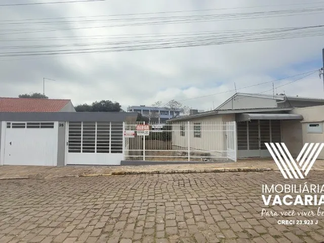Imagem: A casa possui 2 Dormitórios, 1 Banheiro, 2 Vagas na