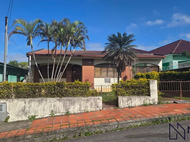Imagem: Casa com 3 dormitórios e amplo terreno
