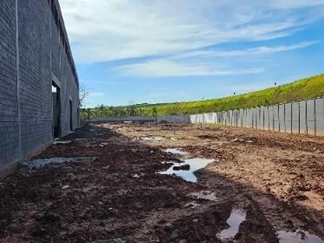 Imagem 12: Galpão para locação em Arujá com zoneamento ZUP1. Possui amplo estacionamento e