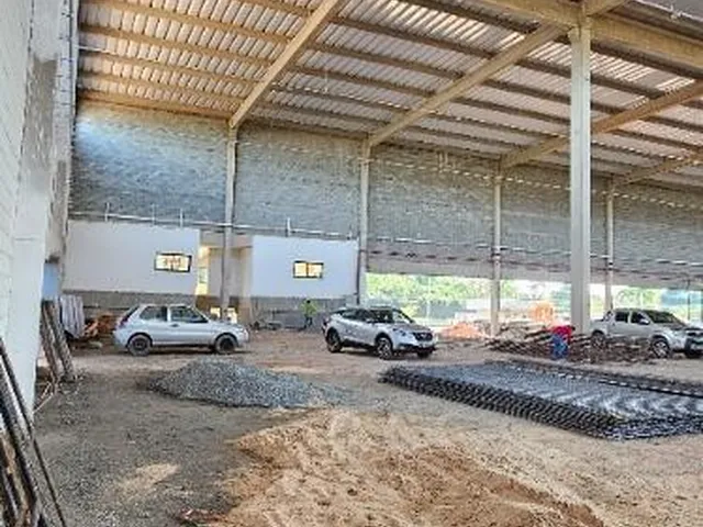 Imagem 5: Galpão para locação em Arujá com zoneamento ZUP1. Possui amplo estacionamento e