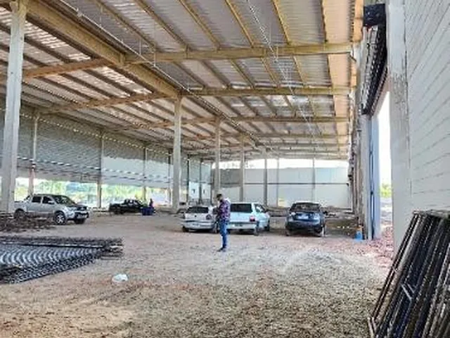 Imagem 7: Galpão para locação em Arujá com zoneamento ZUP1. Possui amplo estacionamento e