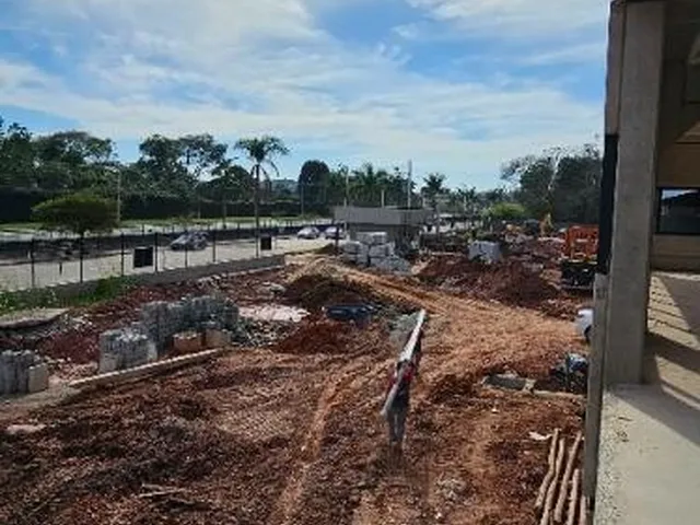Imagem 3: Galpão para locação em Arujá com zoneamento ZUP1. Possui amplo estacionamento e