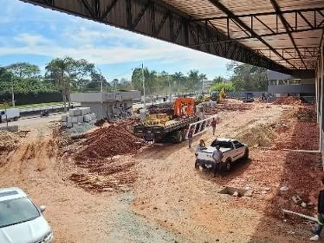 Imagem 9: Galpão para locação em Arujá com zoneamento ZUP1. Possui amplo estacionamento e