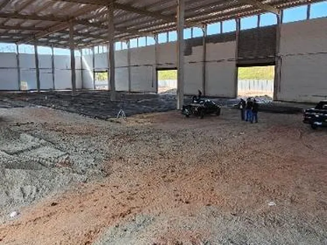 Imagem 11: Galpão para locação em Arujá com zoneamento ZUP1. Possui amplo estacionamento e