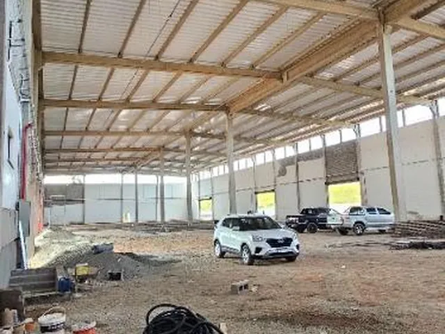 Imagem 8: Galpão para locação em Arujá com zoneamento ZUP1. Possui amplo estacionamento e