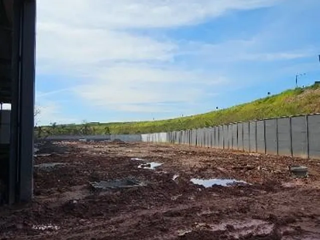 Imagem 4: Galpão para locação em Arujá com zoneamento ZUP1. Possui amplo estacionamento e