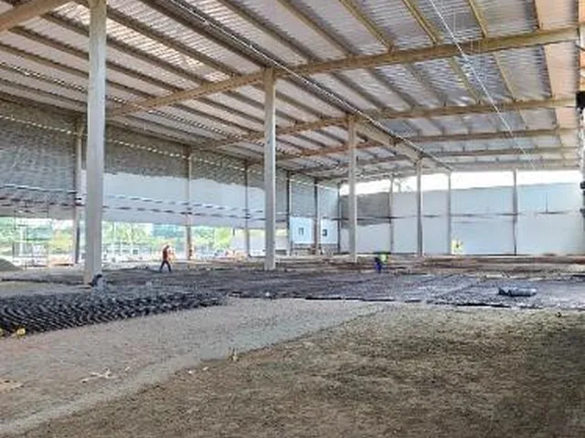 Imagem 10: Galpão para locação em Arujá com zoneamento ZUP1. Possui amplo estacionamento e