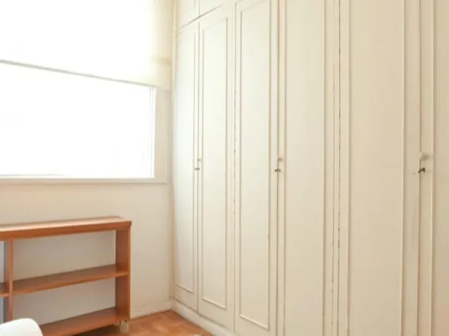 Imagem 6: Dois quartos - o principal com cama de casal e o segundo com um sofá-cama de casal