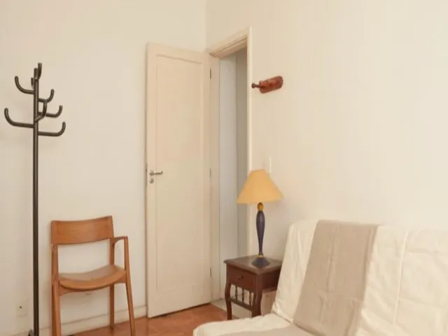Imagem 5: Dois quartos - o principal com cama de casal e o segundo com um sofá-cama de casal