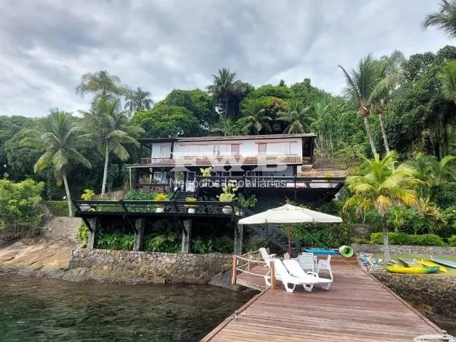 Imagem: Debruçada no mar, na Bahia da Ilha Grande