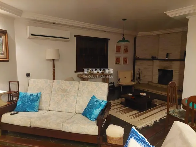 Imagem: A casa em condomínio possui 4 Dormitórios, 2 Banheiros, 2