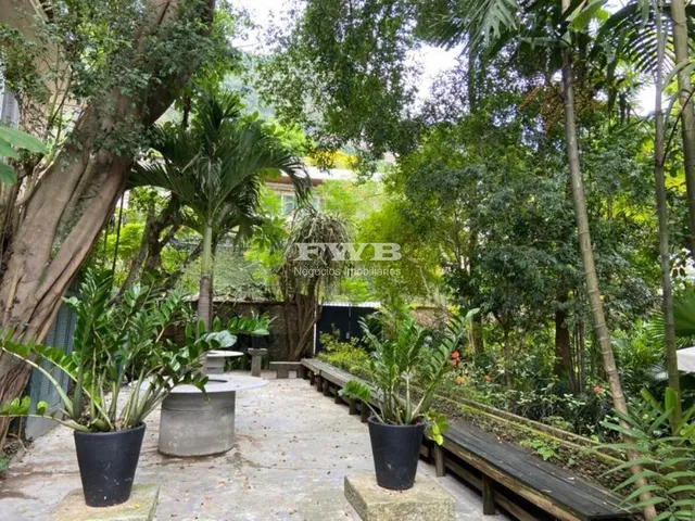 Imagem: Casa estilo colonial. Necessita modernização