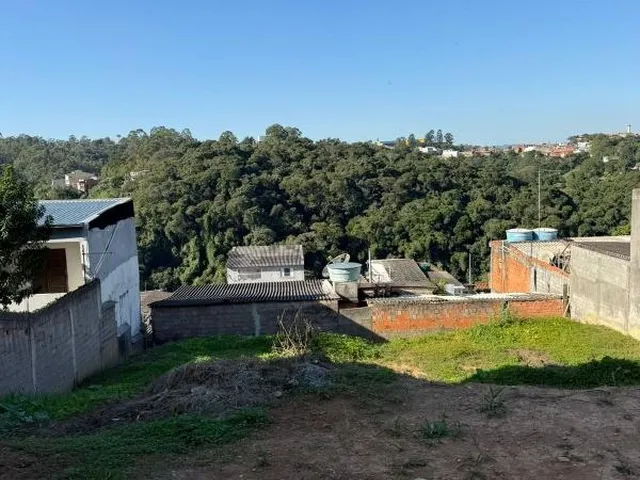 Imagem: Há um salão com medida de 4x4m, com porta