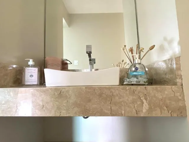 Imagem 11: Um apartamento que te acolhe sem igual. Totalmente reformado e vendido 100
