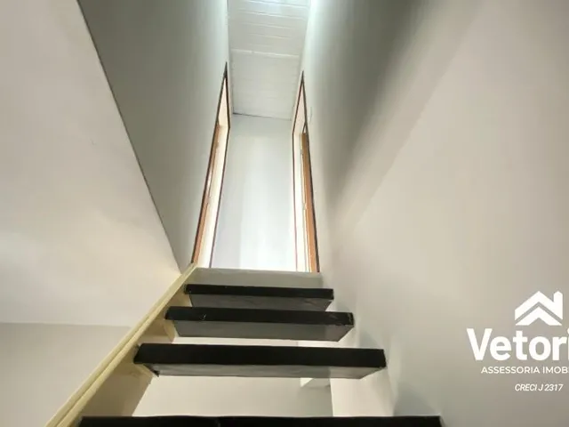 Imagem 8: Residir com segurança é inegociável e por isso te apresentamos esse sobrado para