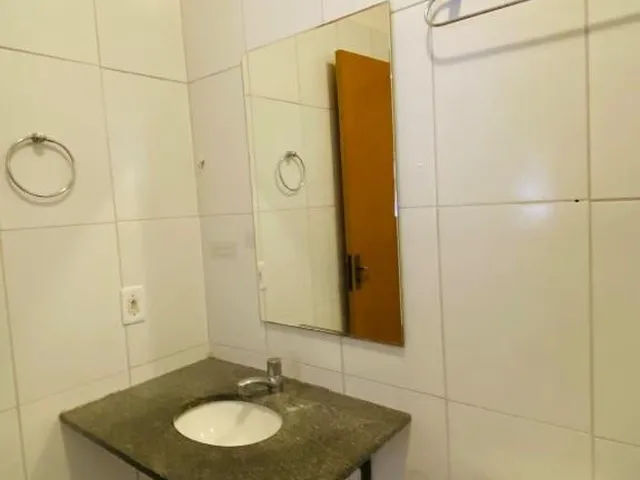 Imagem 14: Localizada em um bairro tranquilo e seguro, esta casa conta com 2 quartos amplos, sendo 1