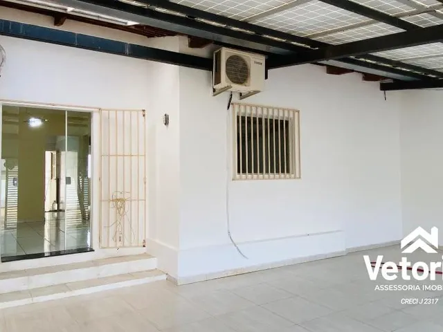 Imagem 2: Localizada em um bairro tranquilo e seguro, esta casa conta com 2 quartos amplos, sendo 1