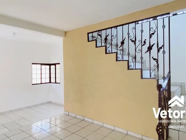 Imagem 2: Venha morar em uma casa espaçosa e confortável, perfeita para a sua família! Este