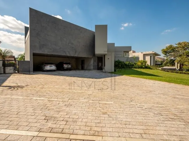 Imagem: A casa possui 4 Dormitórios, 4 Suítes, 6 Banheiros, 8