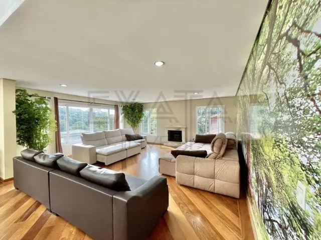 Imagem 2: Descrição do imóvel: Linda casa contemporânea, com 2 lareiras e ótimo