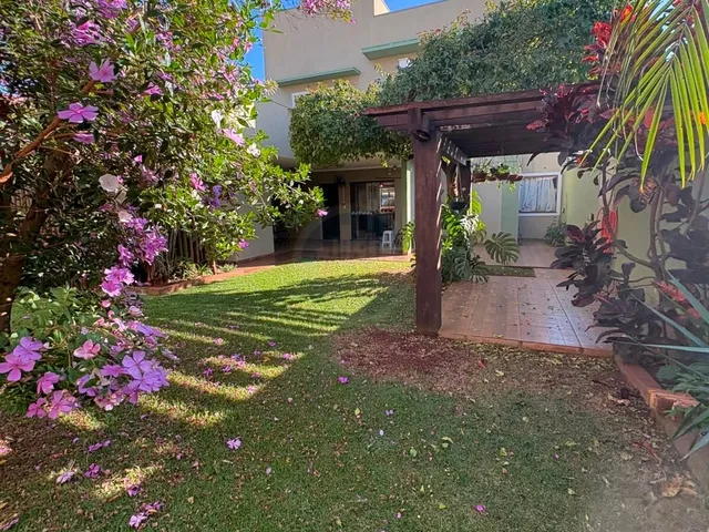 Imagem: A casa possui 3 Dormitórios, 1 Suíte, 3 Banheiros, 4