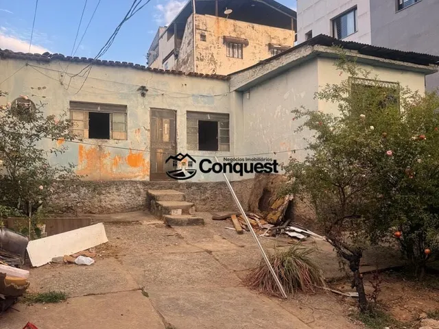 Imagem: Lote com 360 m², contendo duas construções