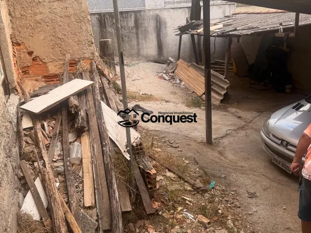 Imagem 8: Lote com 360 m², contendo duas construções antigas, com amplo espaço externo e