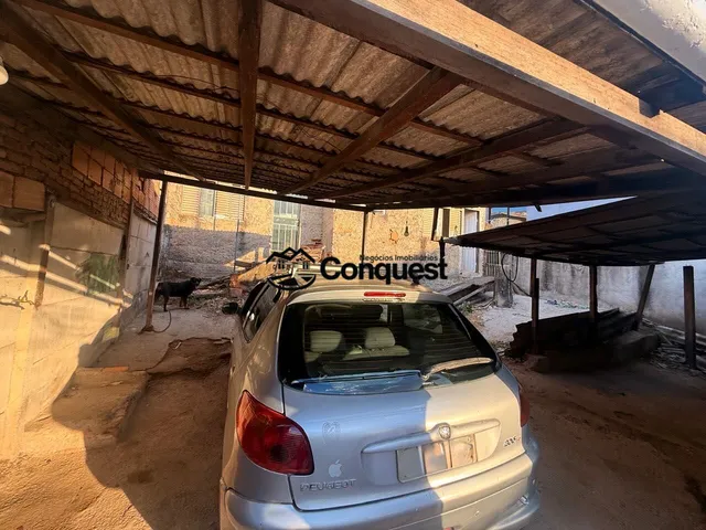 Imagem 3: Lote com 360 m², contendo duas construções antigas, com amplo espaço externo e