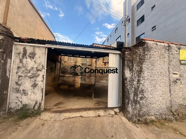 Imagem 6: Lote com 360 m², contendo duas construções antigas, com amplo espaço externo e