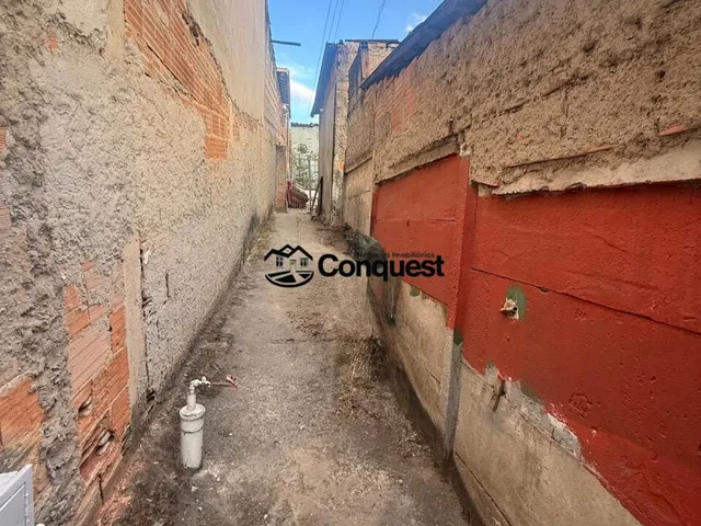 Imagem 7: Lote com 360 m², contendo duas construções antigas, com amplo espaço externo e