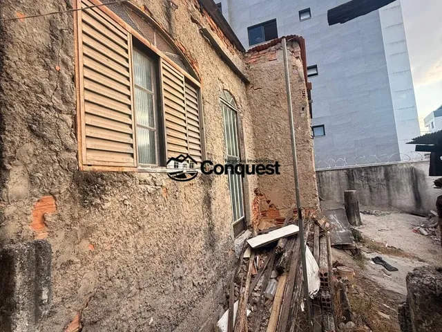 Imagem 4: Lote com 360 m², contendo duas construções antigas, com amplo espaço externo e