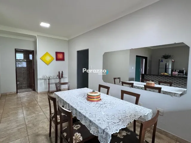 Imagem: A casa possui 4 Dormitórios, 3 Suítes, 4 Banheiros, 4