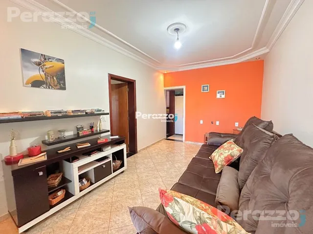 Imagem: Imóvel com casa e dois apartamentos no