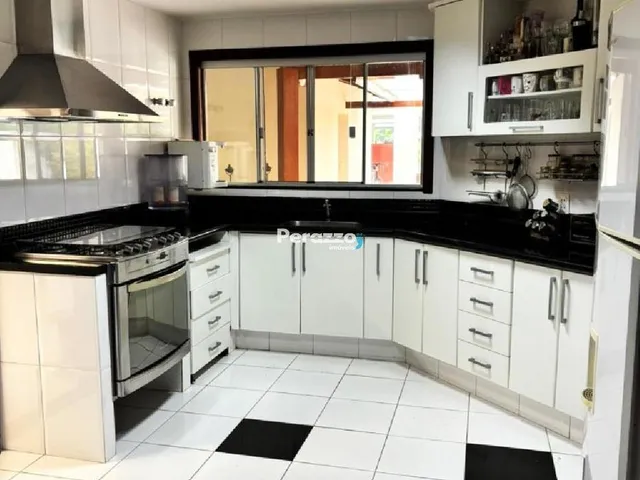 Imagem: A casa possui 4 Dormitórios, 1 Suíte, 5 Banheiros, 4