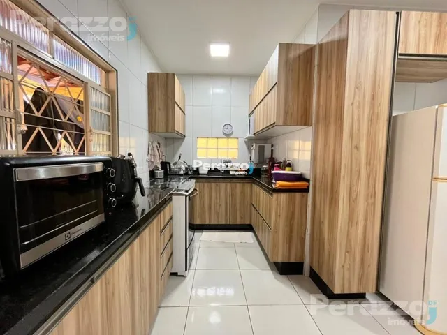 Imagem: A casa possui 3 Dormitórios, 1 Banheiro, 2 Vagas na