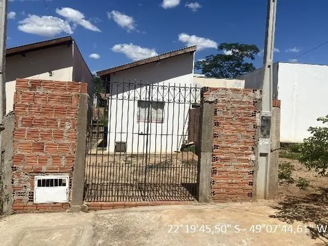 Imagem: A casa possui 1 Dormitório, 1 Banheiro, 1 Vaga na garagem,