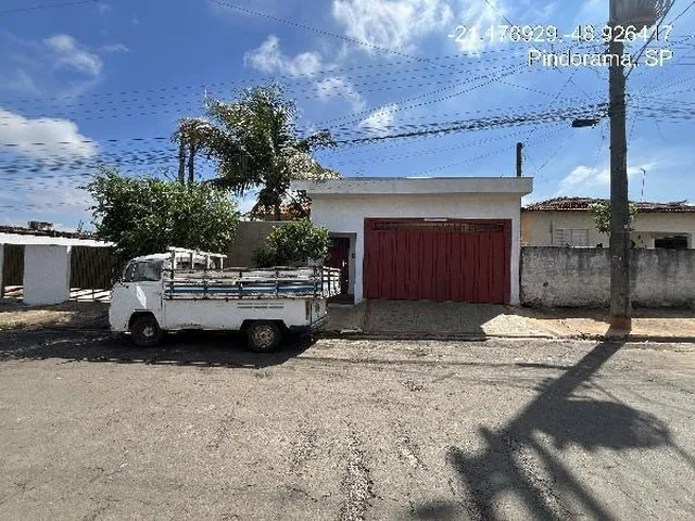 Imagem: A casa possui 3 Dormitórios, 2 Banheiros, 2 Vagas na