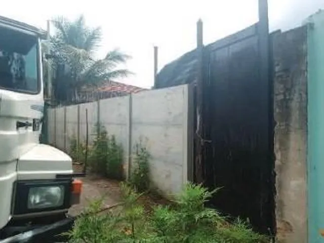Imagem: O terreno possui 3 Dormitórios, 3 Banheiros, 2 Vagas na