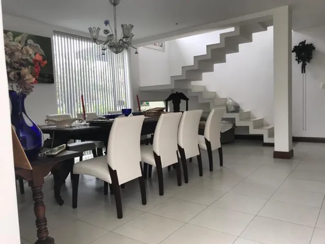 Imagem: Linda casa com 2 pavimentos, living, sala