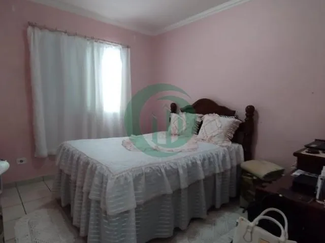 Imagem 2: Venha conhecer este apartamento, com 02 dormitórios, incluindo uma suíte, uma ampla