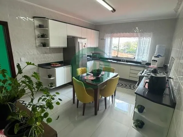 Imagem 4: Sobrado com 262m² de área construída. Possui sala 2 ambientes, 3 dormitórios sendo 1