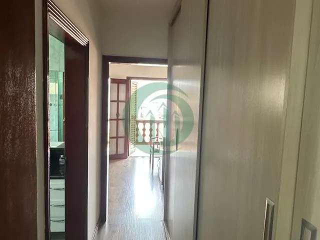Imagem 3: Sobrado com 262m² de área construída. Possui sala 2 ambientes, 3 dormitórios sendo 1