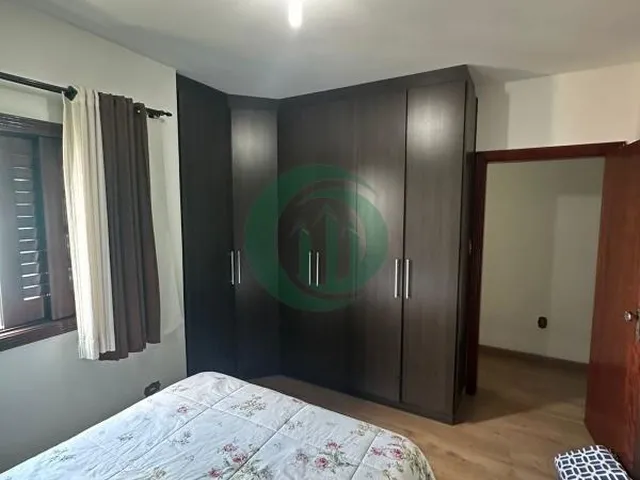 Imagem 7: Sobrado com 262m² de área construída. Possui sala 2 ambientes, 3 dormitórios sendo 1