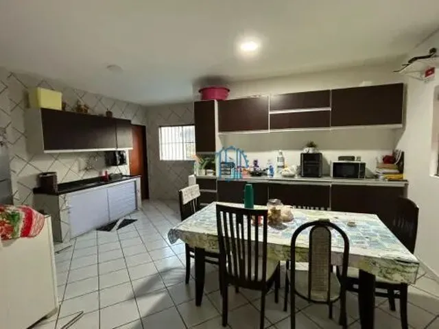 Imagem 2: Casa de Alto Padrão À Venda em Ponta Negra - 4 Suítes e Área de Lazer