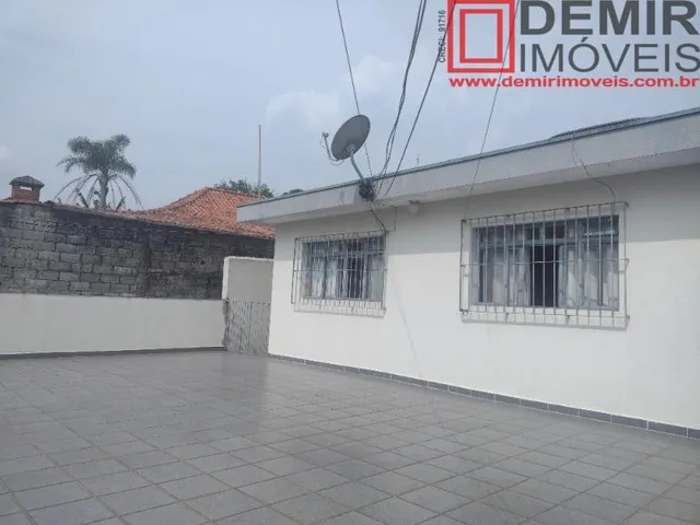 Imagem: A casa possui 5 Dormitórios, 2 Suítes, 2 Banheiros, 4