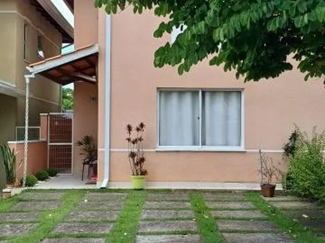 Imagem: A casa possui 3 Dormitórios, 2 Suítes, 2 Vagas na