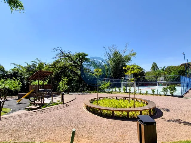 Imagem: O terreno possui 300m² de Área Privada e está localizado